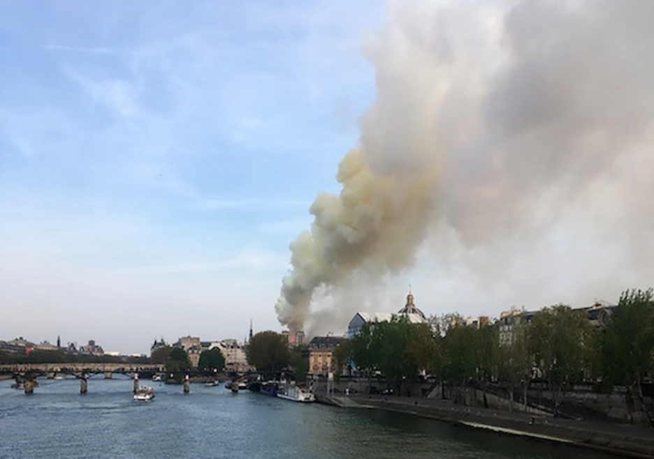 Arde la catedral de Notre Dame en París. (Pierre GALEY/AFP) Arde la catedral de Notre Dame en París. (Pierre GALEY/AFP)