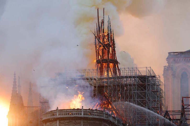 La aguja central ya ha caído, pasto de las llamas. (FRANCOIS GUILLOT / AFP)