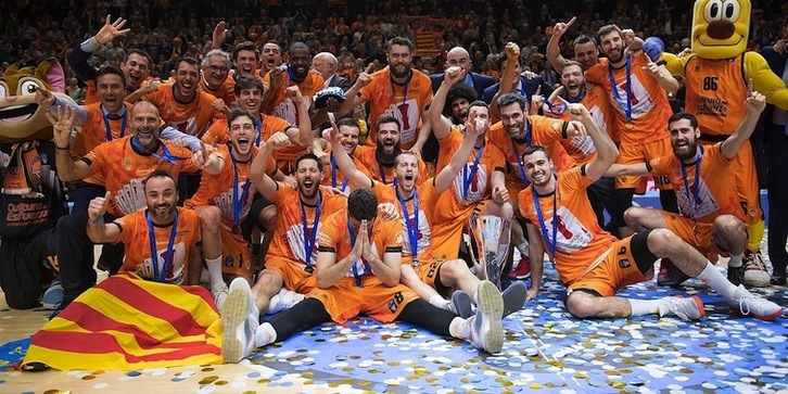 La plantilla de Valencia Basket posa exultante con el trofeo de la Eurocup en el zurrón (EUROCUPBASKETBALL.COM)