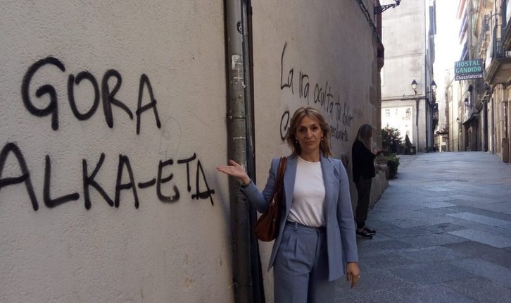 En la pared se puede leer «gora Alka-ETA», mensaje por el que fueron detenidos unos titiriteros en Madrid mientras hacian una función. 