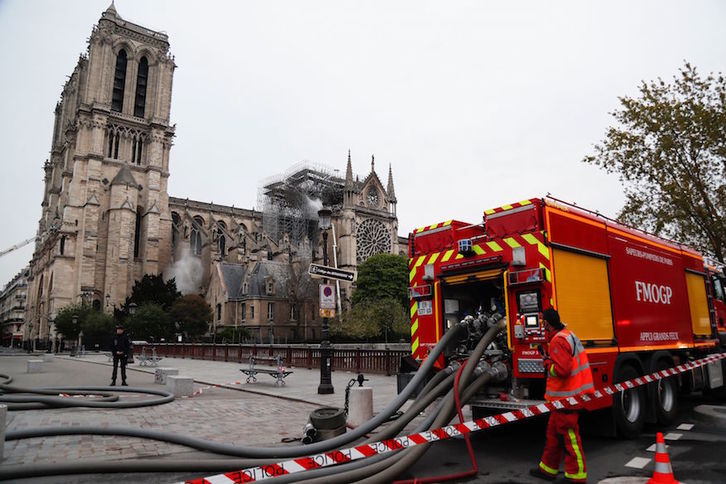 Aspecto de Notre Dame, sin su aguja central, una vez extinguido el fuego. (ZAKARIA ABDELKAFI / AFP)