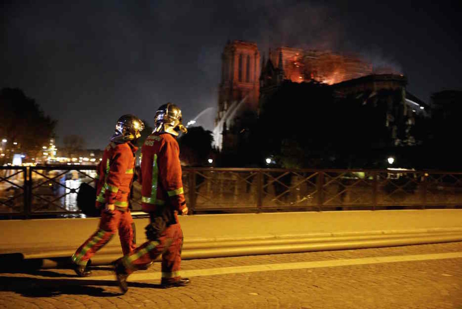 Los bomberos han trabajado durante toda la noche. (GEOFFROY VAN DER HASSELT / AFP) Los bomberos han trabajado durante toda la noche. (GEOFFROY VAN DER HASSELT / AFP)