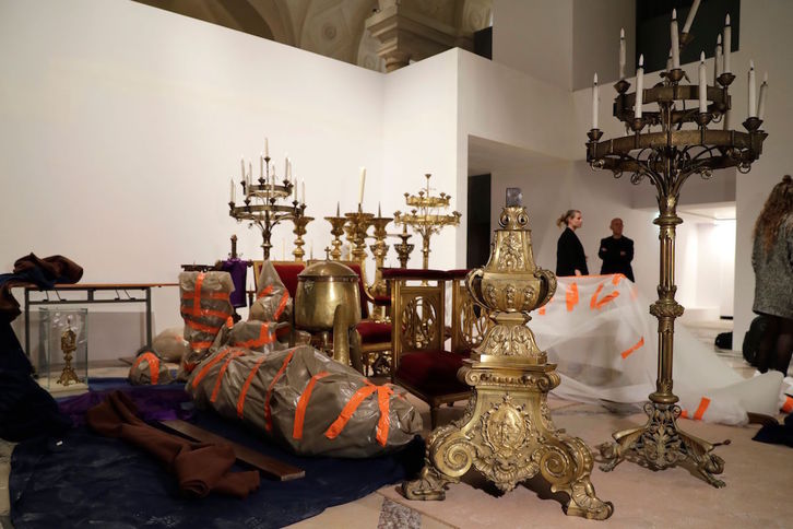 Obras de arte salvadas del fuego y depositadas por ahora en el Ayuntamiento. (Thomas SAMSON / AFP)