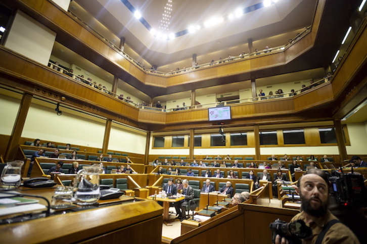 El Parlamento de Gasteiz, durante el debate y votación de la ley de víctimas de abusos policiales. (Jaizki FONTANEDA / FOKU)