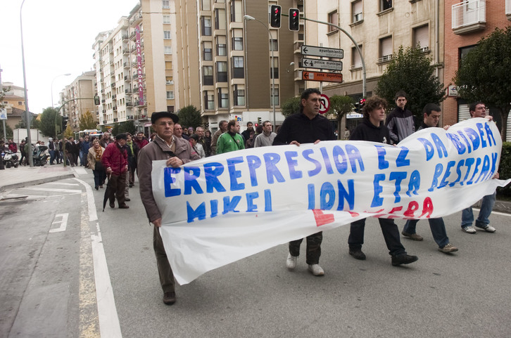 Movilización en Burlata en 2009 contra el juicio a Jon Rubenach en París. (Juanan RUIZ | FOKU)