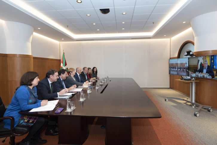 Imagen de la reunión de la Comisión Mixta de Transferencias. (IREKIA)