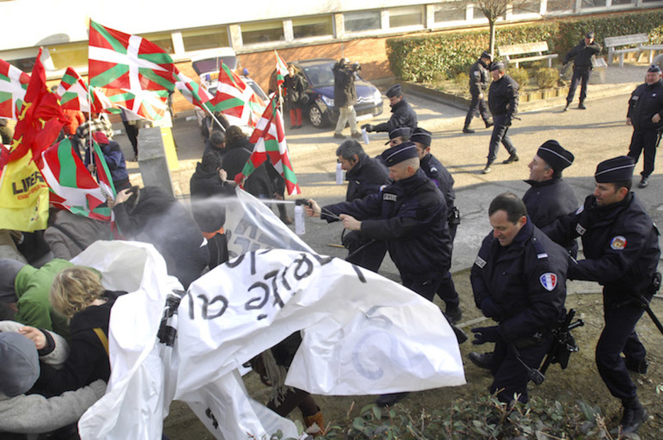Tolosako Rangueileko erietxeko hiltegian istiluak Polizia eta manifestarien artean, 2010-3-15ean. Desagertu zenetik 11 hilabetera han aurkitu zuten Anzaren gorpua. (Gaizka IROZ).