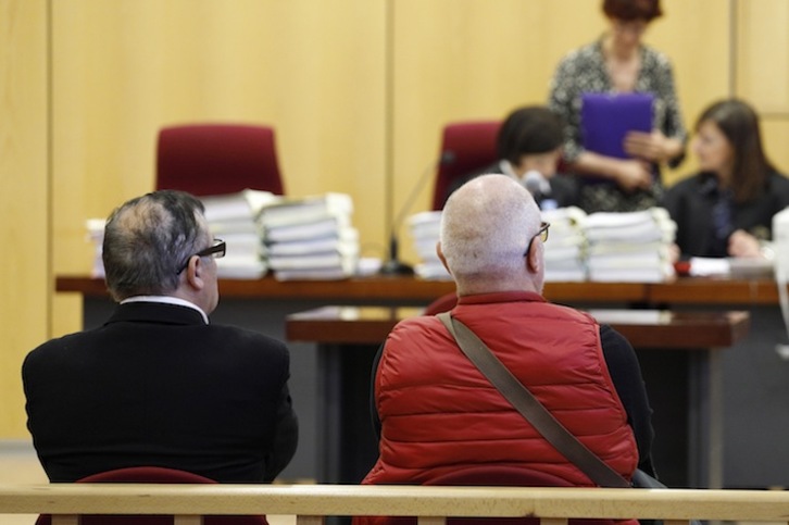 Mariano Camio y Rolando Paciel, en el primer día del juicio. (Maialen ANDRES / FOKU)