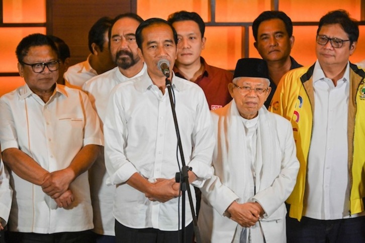  Indonesiako presidentea, Joko Widodol, eta bere bigarrena Maruf Amin ulema [AFP] 