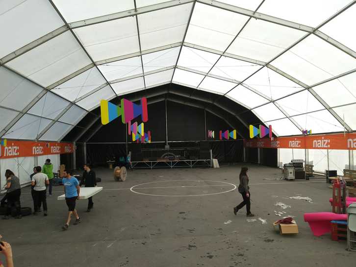 Akeita Naiz gunearen muntaketa lanak Lemoan. NAIZ