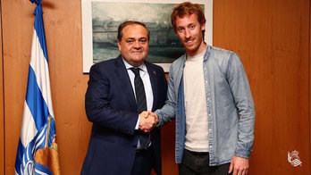 Zurutuza, junto al presidente del club donostiarra. (@RealSociedad)