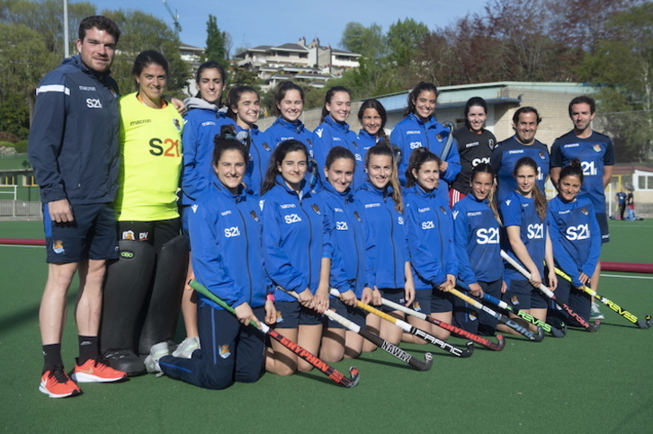 Las jugadoras y cuerpo técnico de la Real posan en Bera Bera. (Jon URBE/FOKU)