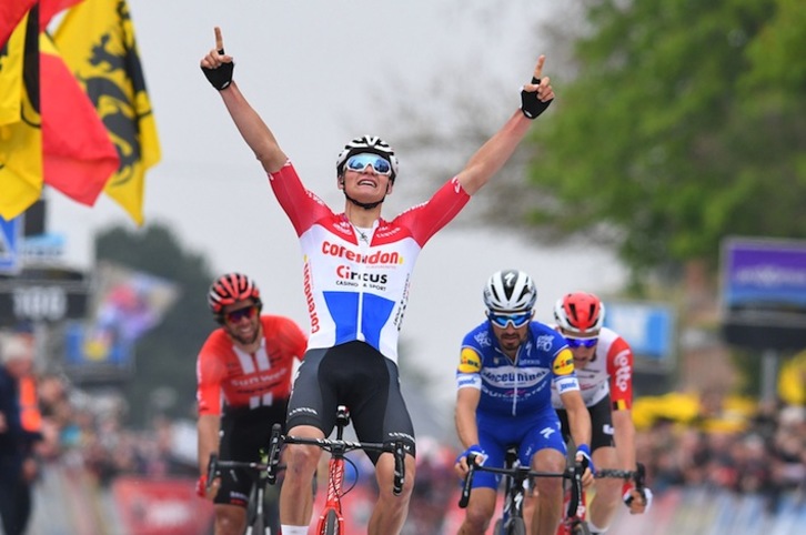 Van der Poel levanta los brazos en la meta (David STOCKMAN / AFP)