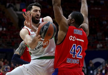 Shengelia encara con fuerza a Hines en un lance del primer partido (EUROLEAGUE.NET)