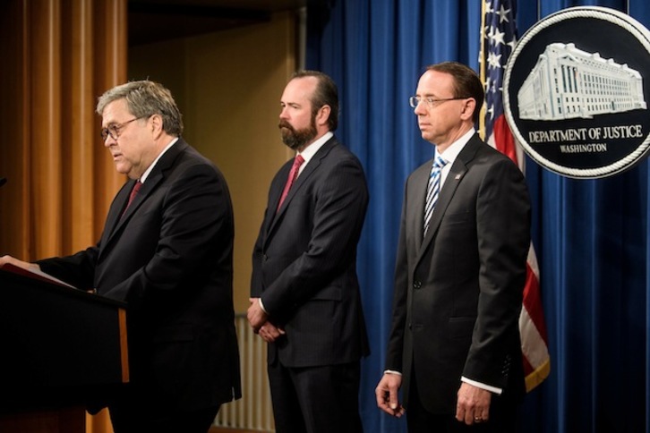 Barr y su equipo, durante la rueda de prensa. (Brendan SMIALOWSKI / AFP)