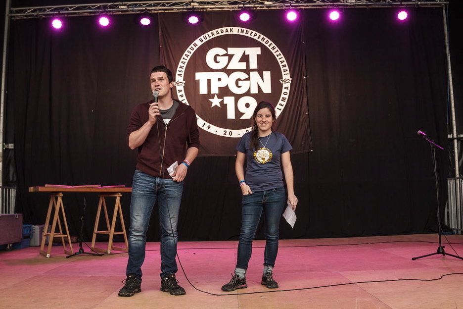 Aitor Servier eta Lur Albizu, Aitizna eta Ernai gazte antolakundeetako bozeramaileek hartu dute hitza. (Aritz LOIOLA / FOKU) Aitor Servier eta Lur Albizu, Aitizna eta Ernai gazte antolakundeetako bozeramaileek hartu dute hitza. (Aritz LOIOLA / FOKU)