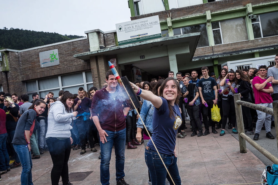 Lur Albizuren ardura izan da txupina piztea. (Aritz LOIOLA / FOKU) Lur Albizuren ardura izan da txupina piztea. (Aritz LOIOLA / FOKU)
