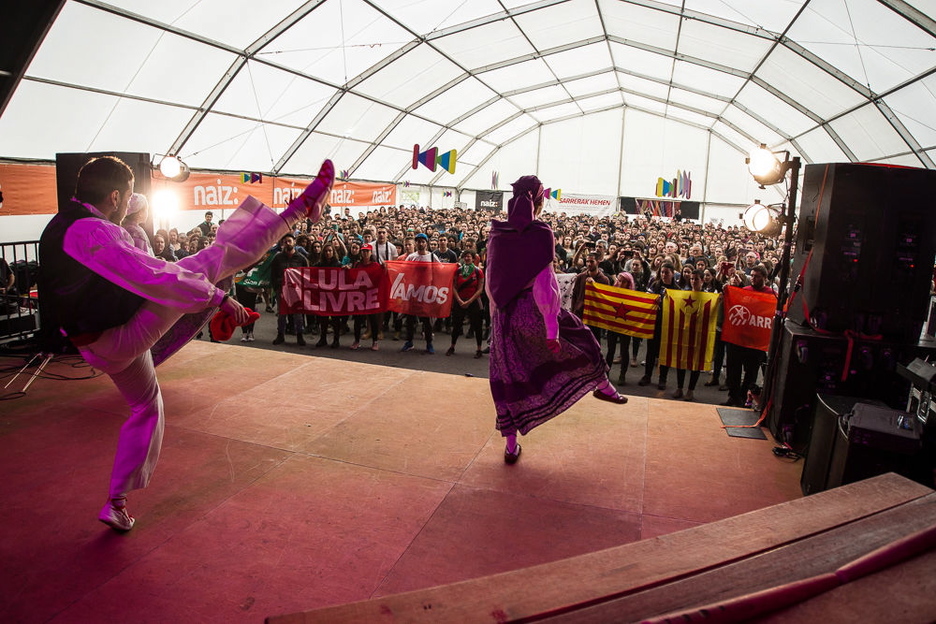 Hasiera ekitaldi ederra burutu dute gazteek. (Aritz LOIOLA / FOKU) Hasiera ekitaldi ederra burutu dute gazteek. (Aritz LOIOLA / FOKU)