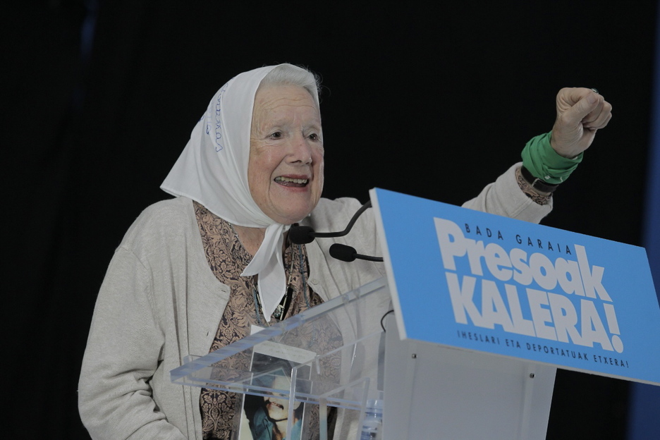 Nora Cortiñas, Madres de Plaza de Mayoko kidea. (Aritz LOIOLA / FOKU) Nora Cortiñas, Madres de Plaza de Mayoko kidea. (Aritz LOIOLA / FOKU)