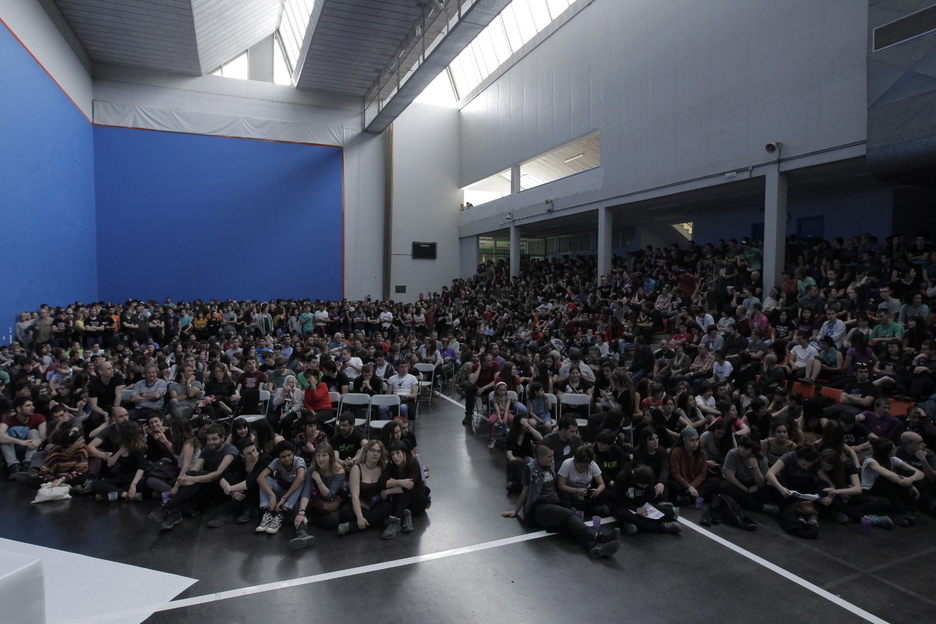 Jendez lepo, euskal presoen eskubideen aldeko ekitaldia. (Aritz LOIOLA / FOKU) Jendez lepo, euskal presoen eskubideen aldeko ekitaldia. (Aritz LOIOLA / FOKU)