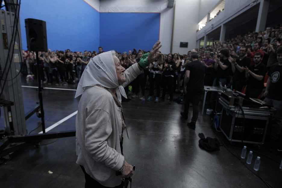 Txalo zaparradaz agurtu dute Nora Cortiñas. (Aritz LOIOLA / FOKU) Txalo zaparradaz agurtu dute Nora Cortiñas. (Aritz LOIOLA / FOKU)
