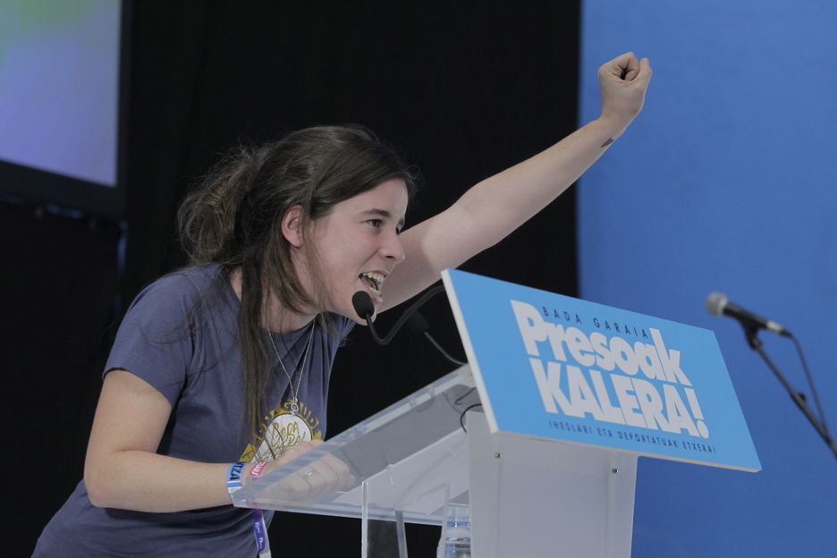 Lur Albizu Ernaiko bozeramaileak hartu du hitza. (Aritz LOIOLA / FOKU) Lur Albizu Ernaiko bozeramaileak hartu du hitza. (Aritz LOIOLA / FOKU)