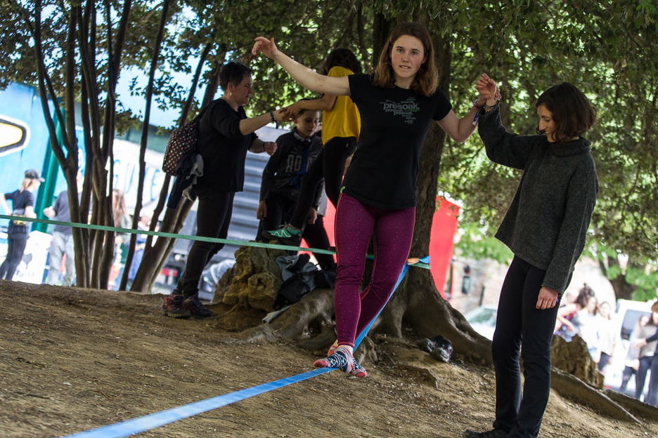Slackline baten gainean trebatzen. (Aritz LOIOLA / FOKU) Slackline baten gainean trebatzen. (Aritz LOIOLA / FOKU)