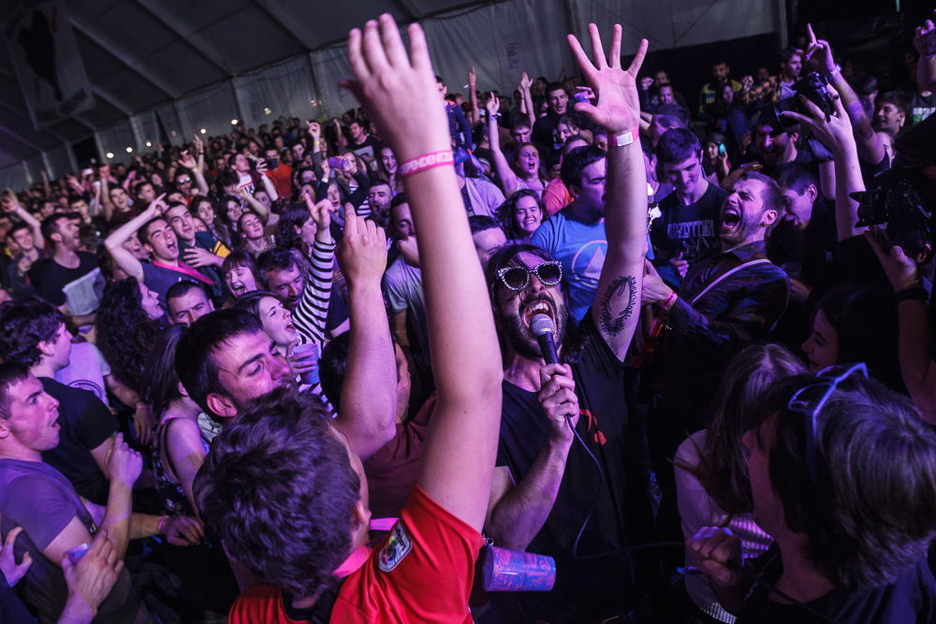 Jarraitzaile artean murgildu ziren Eskean Kristo taldeko kideak. (Aritz LOIOLA / FOKU) Jarraitzaile artean murgildu ziren Eskean Kristo taldeko kideak. (Aritz LOIOLA / FOKU)