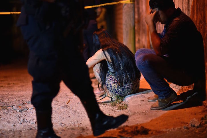 Familiares de los fallecidos en el tiroteo. (Angel HERNÁNDEZ/AFP)