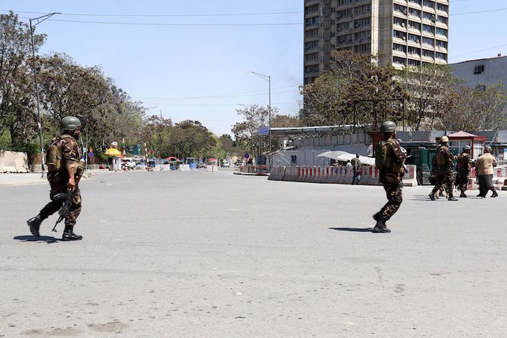 Fuerzas de seguridad afganas, junto al Ministerio de Comunicación. (AFP)