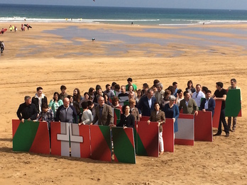 Candidatos y militantes del PNV, junto a las placas para formar el mosaico de la ikurriña. (NAIZ)