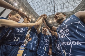 La piña de Delteco GBC celebra el ajustado triunfo ante la Penya (Gorka RUBIO / FOKU)