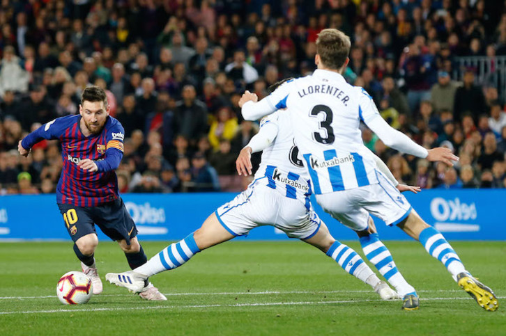Merino y Llorente tratan de detener a Messi. (Pau BARRENA/AFP)