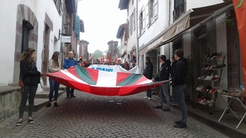 Donibane Garaziko manifestazioan mila lagun inguruk parte hartu dute. [Maite UBIRIA]