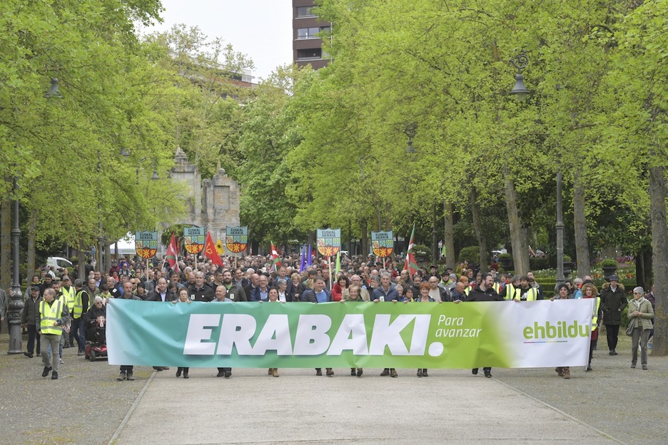 ‘Erabaki. Para avanzar’ es el lema que ha encabezado la manifestación. (Idoia ZABALETA/FOKU)