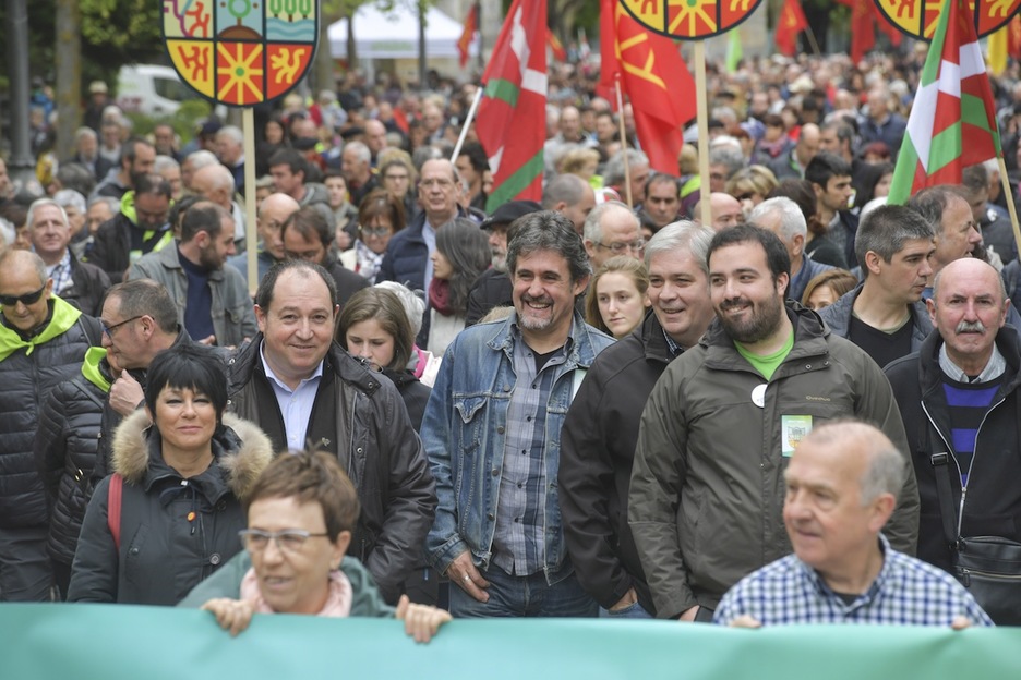 Durante la marcha han participado diferentes políticos independentistas, como Maddalen Iriarte, Pernando Barrena o Pello Urizar. (Idoia ZABALETA/FOKU) Durante la marcha han participado diferentes políticos independentistas, como Maddalen Iriarte, Pernando Barrena o Pello Urizar. (Idoia ZABALETA/FOKU)