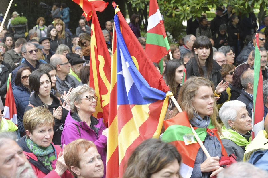 Ikurriñas y esteladas durante el recorrido. (Idoia ZABALETA/FOKU) Ikurriñas y esteladas durante el recorrido. (Idoia ZABALETA/FOKU)