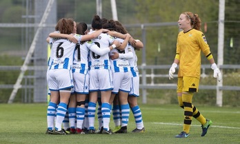 Las donostiarras celebran el gol de la victoria. Jon URBE/FOKU