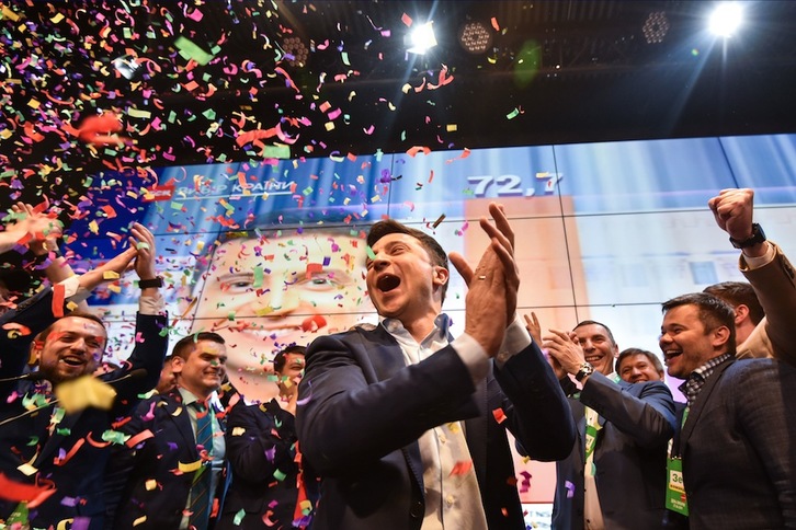Zelenski celebra la victoria tras conocerse los primeros resultados. (Genya SAVILOV/AFP)