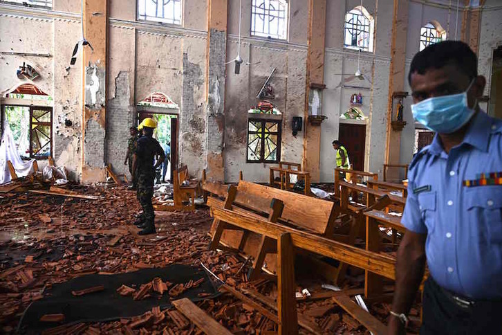 Estado en que quedó una de las iglesias atacadas en Sri Lanka. (Jewel SAMAD/AFP) 