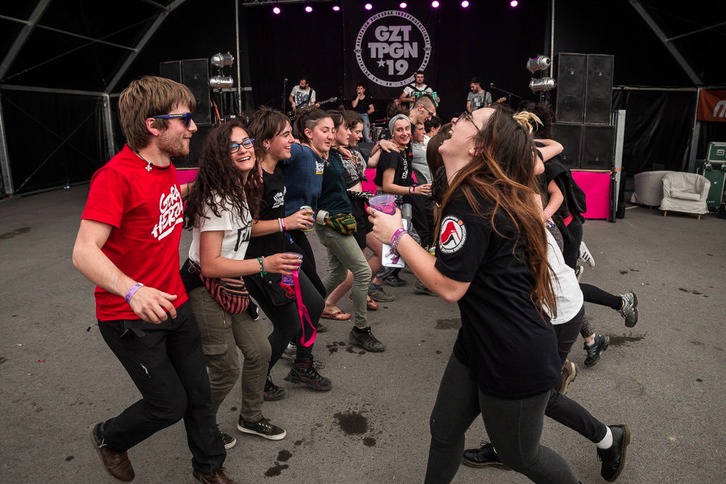 Zirkinik Bez! erromeria taldearekin dantzan. (Aritz LOIOLA / FOKU)