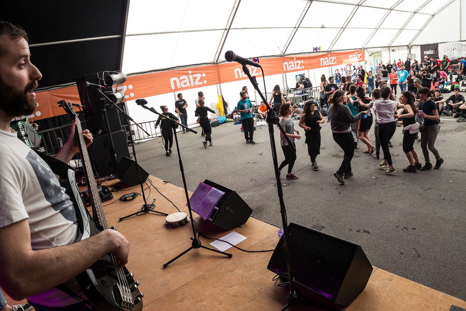 Zirkinik Bez! taldearen erromeria. 