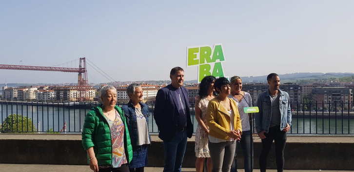 Otegi e Iriarte con otros candidatos de EH Bildu en Portugalete.