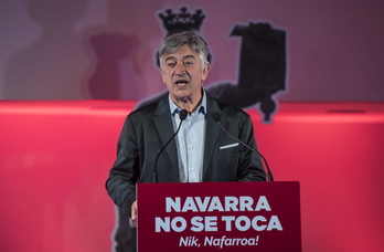 Koldo Martínez, delante de la silueta del Monumento a los Fueros, en el mitin de hoy de Geroa Bai en Iruñea. (Jagoba MANTEROLA/FOKU)