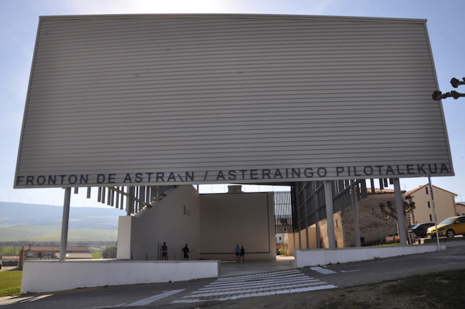 Frontón de Asterain / Astrain en la actualidad con cubierta (Iñaki Uriarte) Frontón de Asterain / Astrain en la actualidad con cubierta (Iñaki Uriarte)