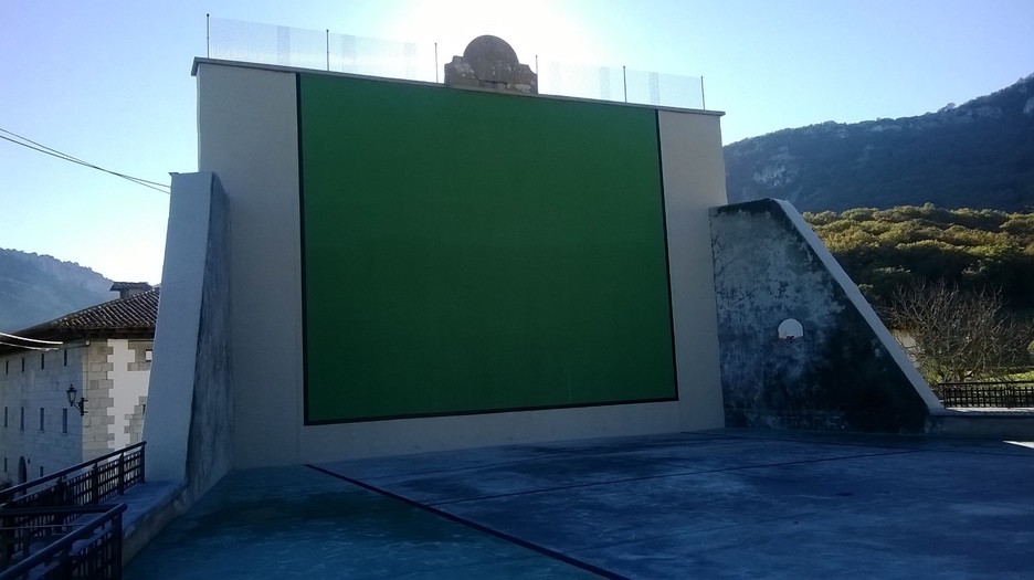 Frontón de Arteta pintado de verde (Iñaki Uriarte) Frontón de Arteta pintado de verde (Iñaki Uriarte)