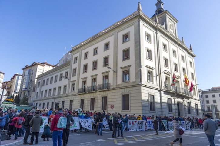 Protesta contra el TAV de los vecinos de Lautada en el centro de Gasteiz. (Juanan RUIZ/FOKU)