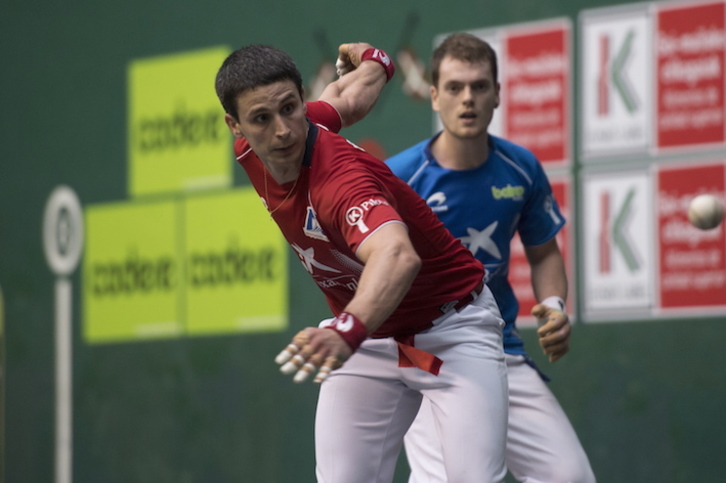 Julen Retegi, pilota astintzeko prest Lasoren aurrean. (Juan Carlos RUIZ/FOKU)