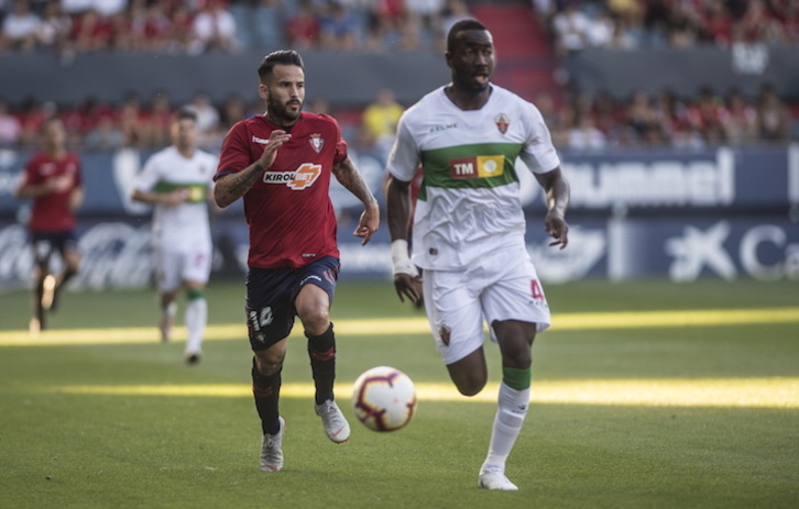 Rubén García persigue a Lozano en El Sadar. (Jagoba MANTEROLA/FOKU)