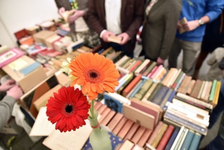 Flores y libros van hoy de la mano en la feria de Iruñea. (AYUNTAMIENTO DE IRUÑEA)